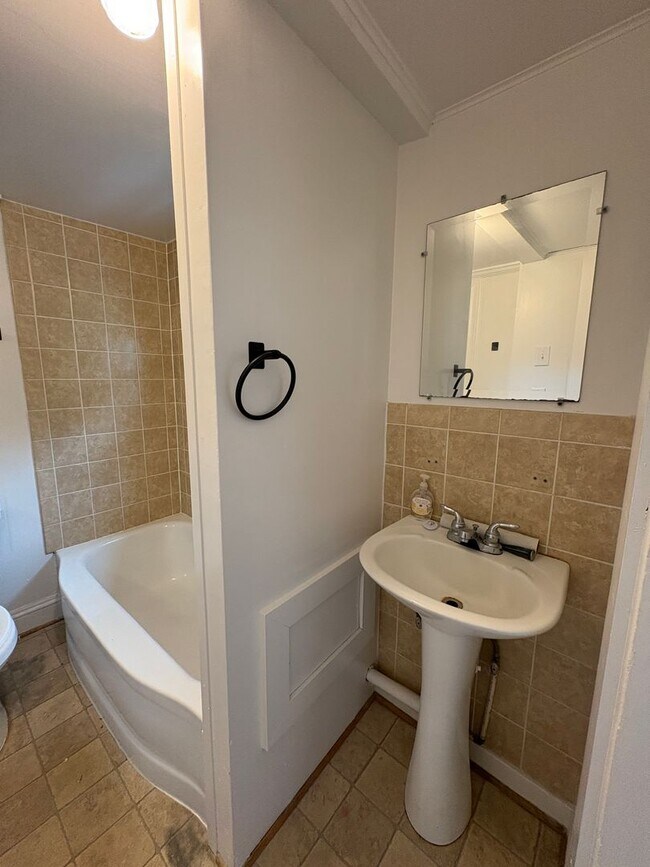 Building Photo - Spacious 2-3 bedroom house! Located on sid...