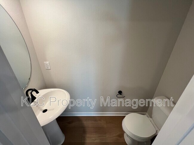 Building Photo - 601 Hart Ln