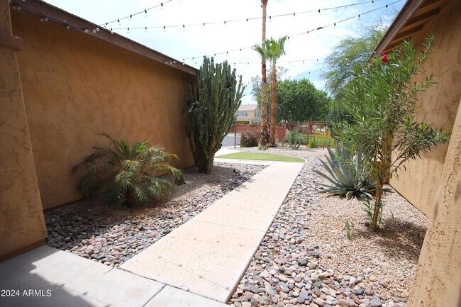 Building Photo - 2006 E San Carlos Pl