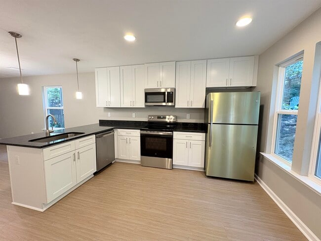 Building Photo - 1733 Beechwood Cir S
