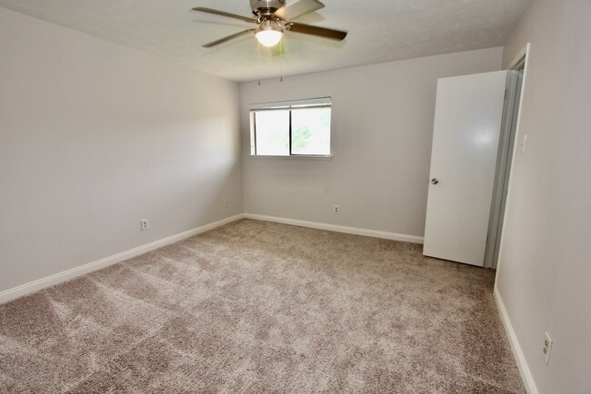 Building Photo - 3015 Green Fields Dr