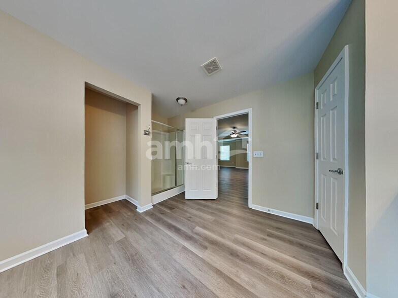 Building Photo - 319 Forest Bend Dr