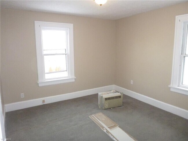 Building Photo - 62 E Rosewood Ave