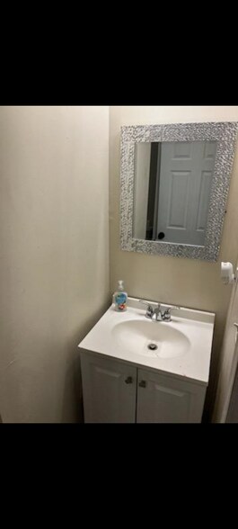 Building Photo - 1633 N Payson St