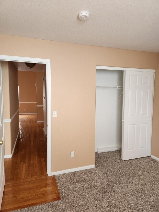Building Photo - 3 Bedroom 2 full bathrooms in Brighton