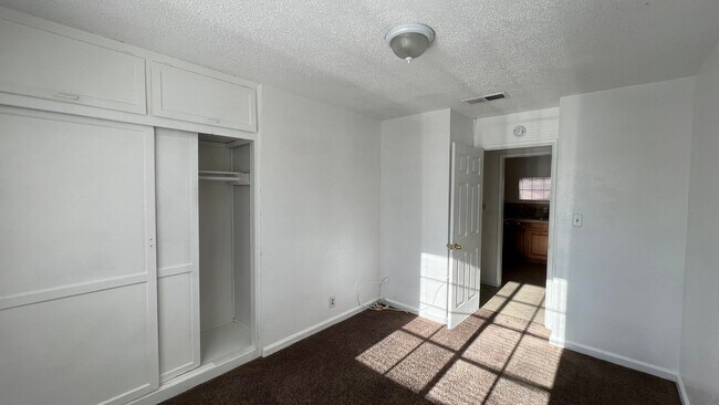 Building Photo - P008