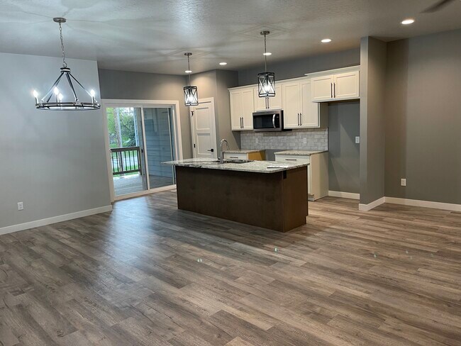 Building Photo - Twin home - 109