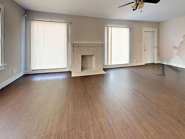 Building Photo - No Application Fee* Plus $250 Off First 2 ...
