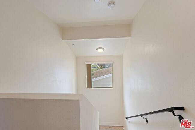 Building Photo - 5912 S Flower St