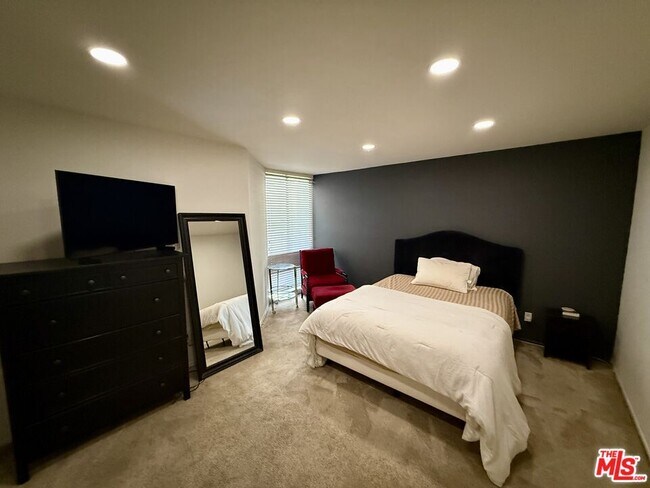 Building Photo - 8530 Holloway Dr