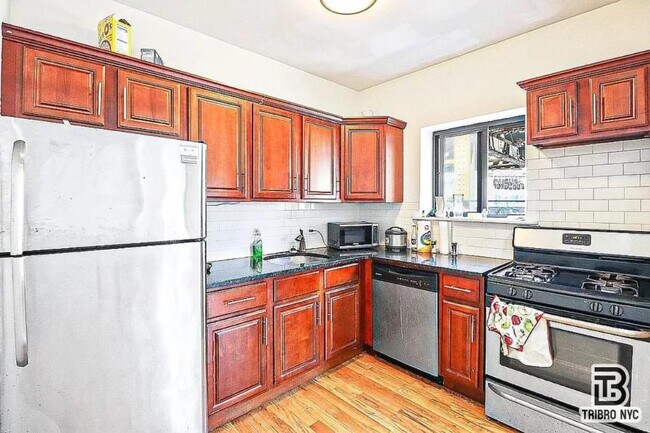 Building Photo - 3 bedroom in BROOKLYN NY 11221