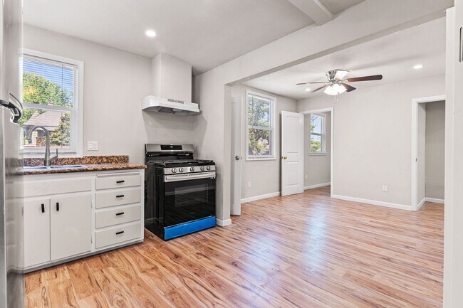 Building Photo - Newly Renovated 2 Bedroom Apartment with P...