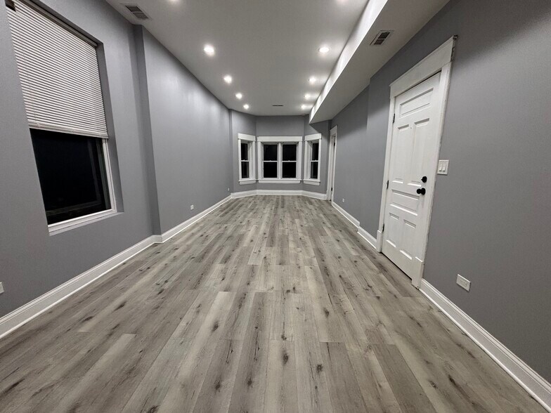 Dining room - 3130 W Arthington St