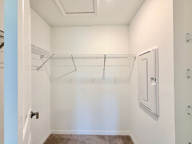 Building Photo - Designed for the way you live! 3Bedrooms/2.5Bath Edgewater Townhome