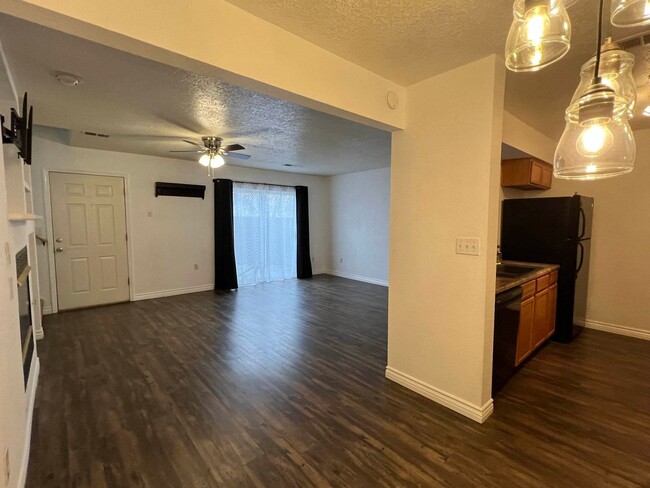 Building Photo - 2 bed 2 bath Townhome with Garage Coming S...