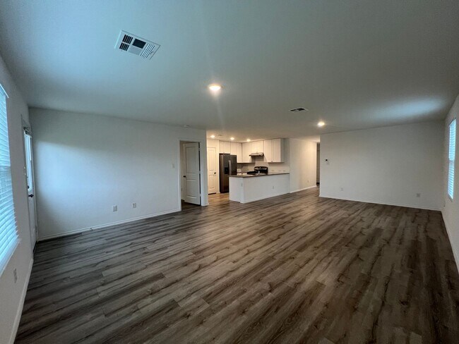 Building Photo - Beautiful 4 bedroom, 2 bath in NBTX