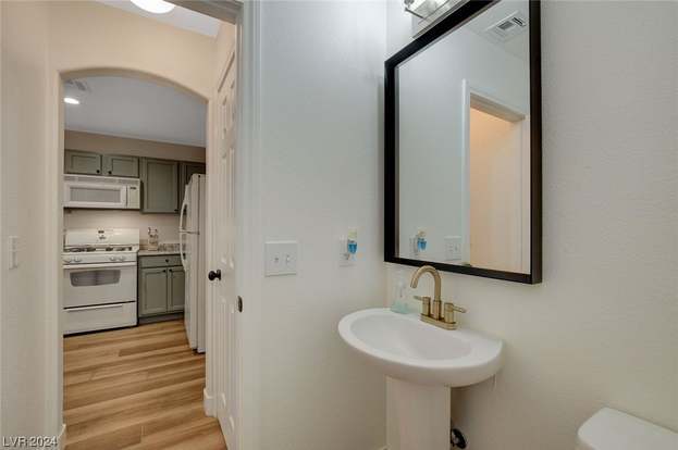 Building Photo - 9291 Hollander Ave