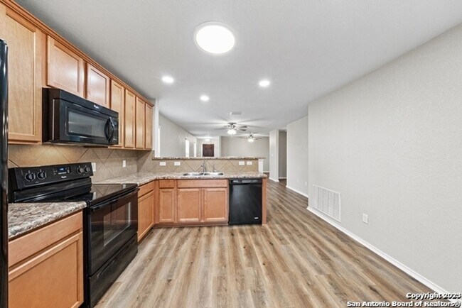 Building Photo - 3 Bedroom/2 Bath Silver Canyon Subdivision