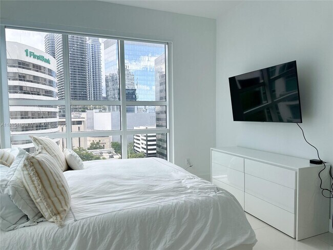 Building Photo - 950 Brickell Bay Dr