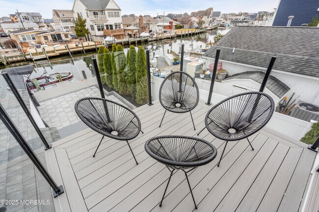 Building Photo - 320 Silver Lagoon Dr