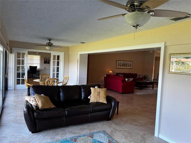 Building Photo - 5581 Golf Pointe Dr