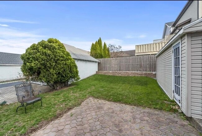 Building Photo - 838 Roosevelt Ave