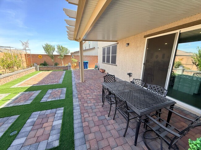 Building Photo - Gated NW community 5Bed