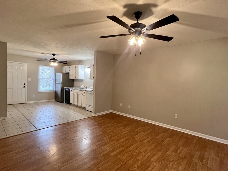 Building Photo - 1402 Hicks Rd