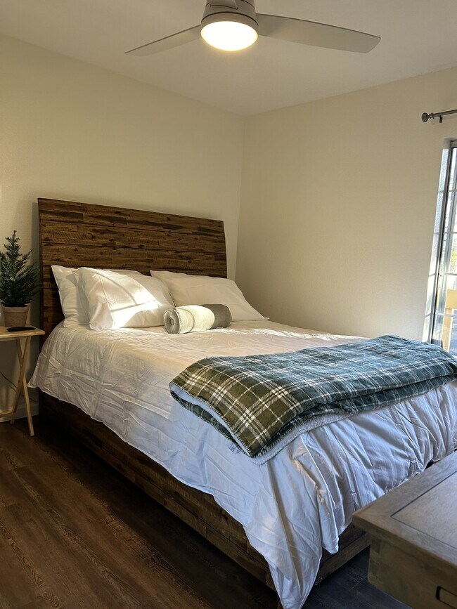 Building Photo - 2 bedroom downtown condo next to the Hospi...