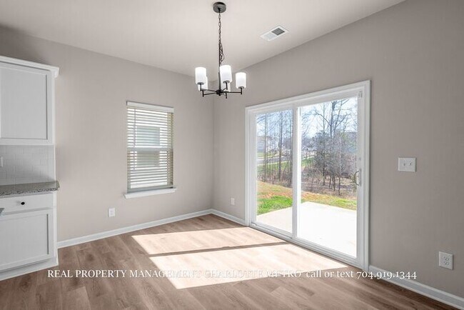 Building Photo - Stunning 4-bedroom, 2.5-bathroom home located in the vibrant city of Charlotte, NC.