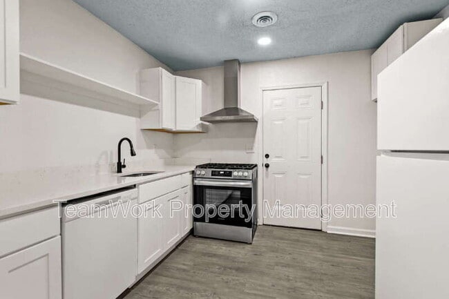 Building Photo - 3027 Azalea Dr