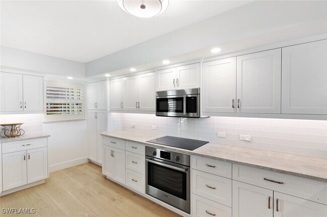 Building Photo - 800 River Point Dr