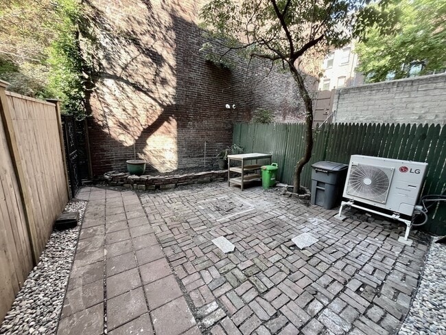 Building Photo - 52 Clarendon St