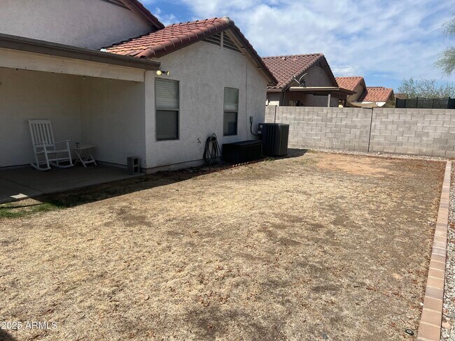 Building Photo - 3020 W Red Fox Rd