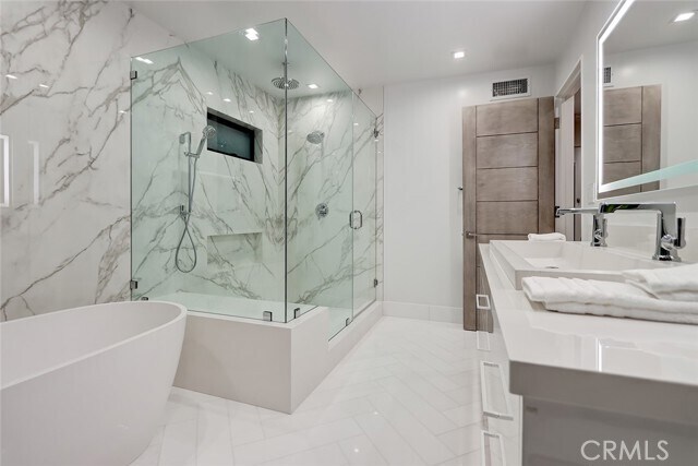 Building Photo - 1208 The Strand