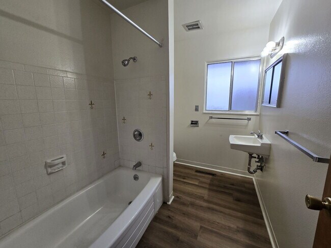 Building Photo - 861 NE Alameda Ave