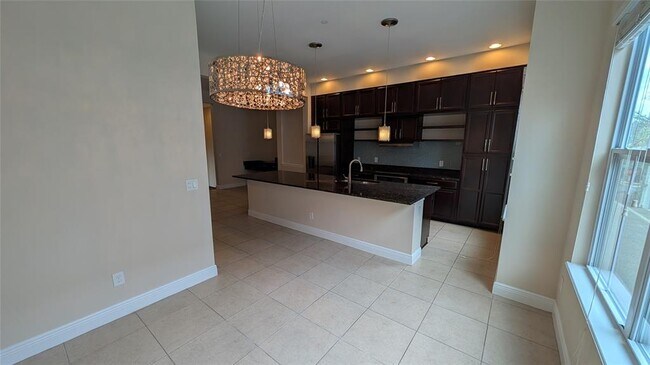 Building Photo - 584 Scotia Pl