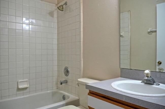 Building Photo - 551 Carambola Ave