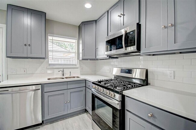 Building Photo - 1104 W Tri Oaks Ln