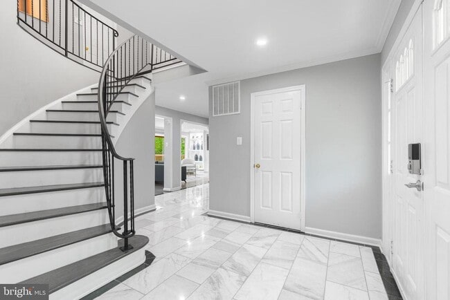 Building Photo - 820 Ridge Dr