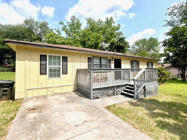 Building Photo - Spacious 4-Bedroom, 2-Bath Home Located in...