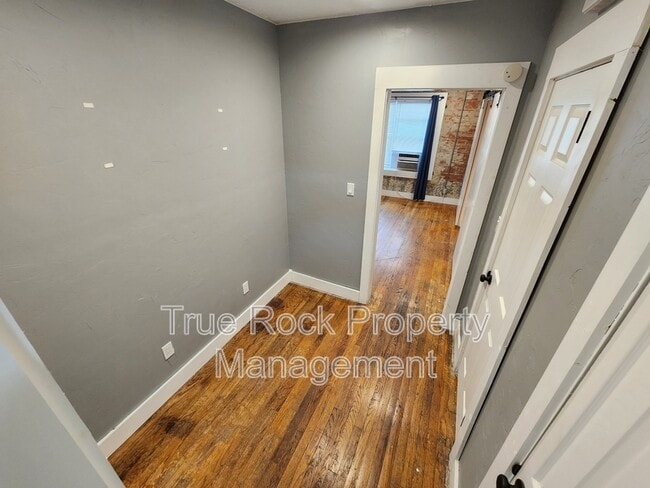 Building Photo - 804 1/2 E Main St