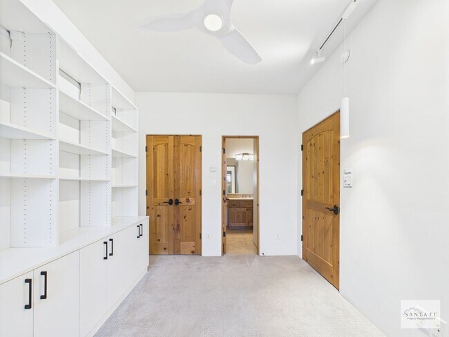 Building Photo - Beautifully Done Custom Built Townhouse wi...