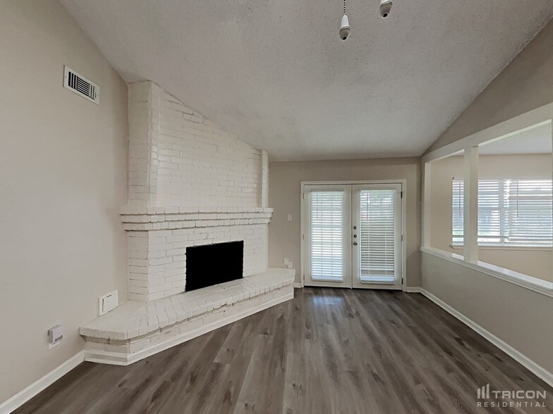 Building Photo - 18927 Jodywood Dr