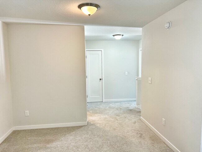 Building Photo - 327 NE Otter Dr