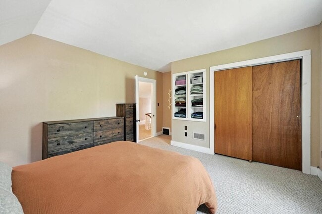 Building Photo - 14 Maple St