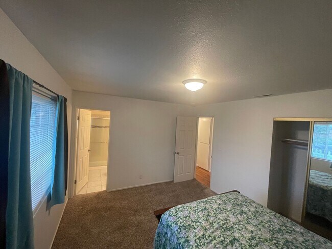 Building Photo - Ideal 4br/2ba single story with chefs kitchen