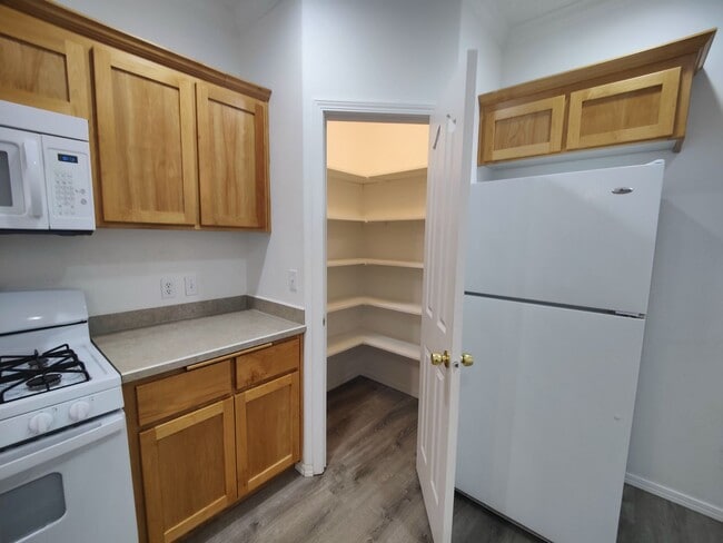 Building Photo - Spacious 3 bedroom 2.5 Bath Townhouse with...