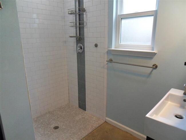 Building Photo - 1309 Singleton Ave