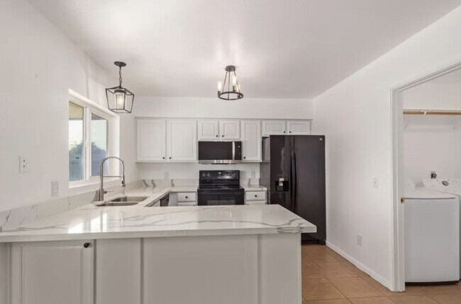 Building Photo - Charming & Updated 3-Bedroom Home in a Prime Location!